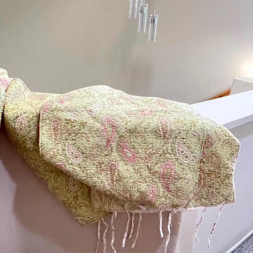 VNTG cotton Green & Pink paisley quilted twin size blanket Set with three sham